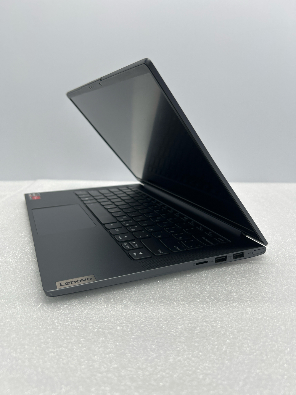 Ноутбук Lenovo Yoga Slim 7 14ARE05 (82A2006PRU) 14"/AMD Ryzen 5 4500U/RAM 16GB/SSD 256GB/AMD Radeon Graphics/1920x1080/IPS/Windows 11/Подсветка кл-ры: LED/Цвет: серый. Состояние: Уценка/небольшой след. на матрице от клавиатуры