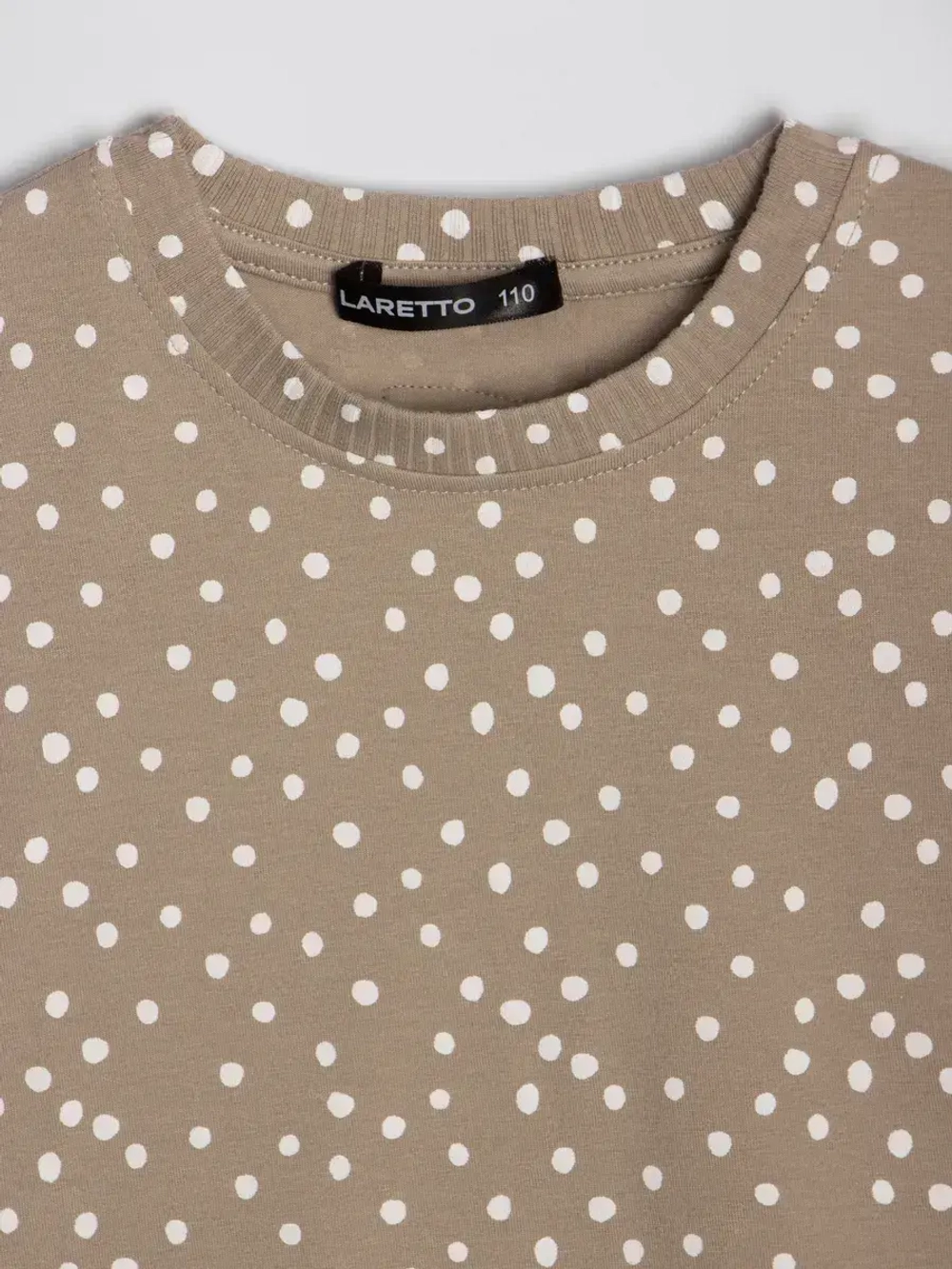 Бежевая футболка для девочки в горошек в школу