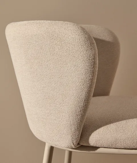 Полубарный стул Ciselia из бежевого шенилла и бежевой стали, 65 см