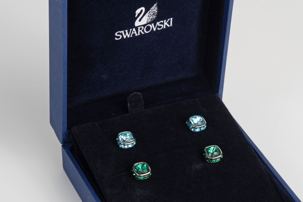 Две пары серег на пусетах Swarovski с кристаллами зеленого и голубого цветов