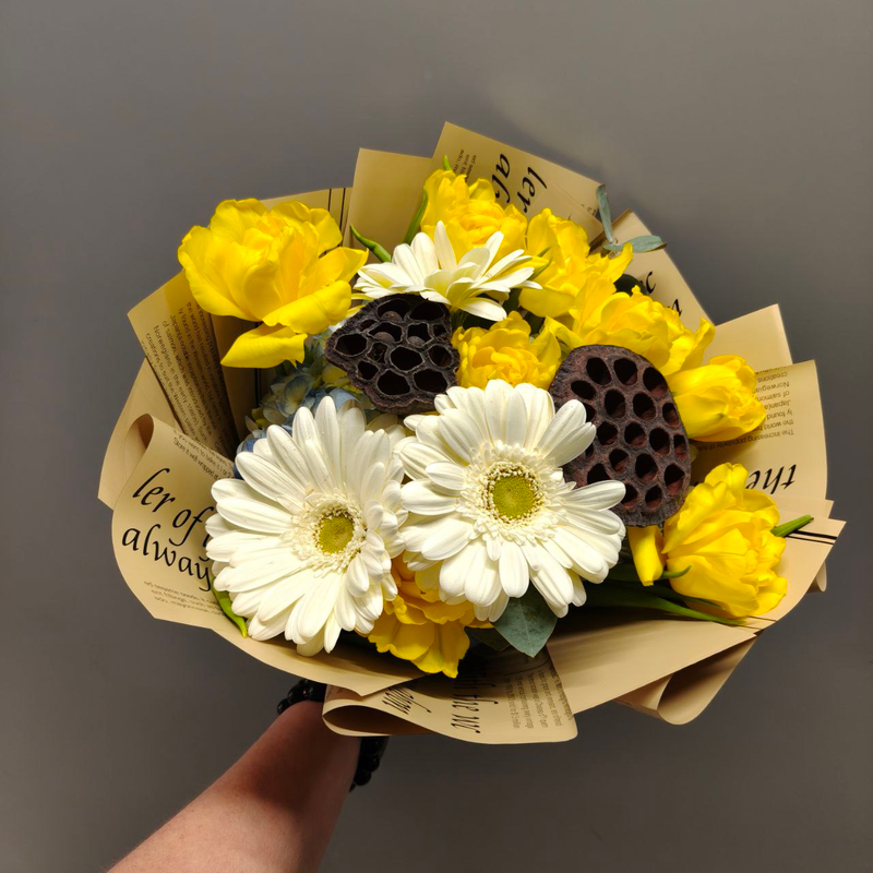 Весенний букет с герберами и тюльпанами