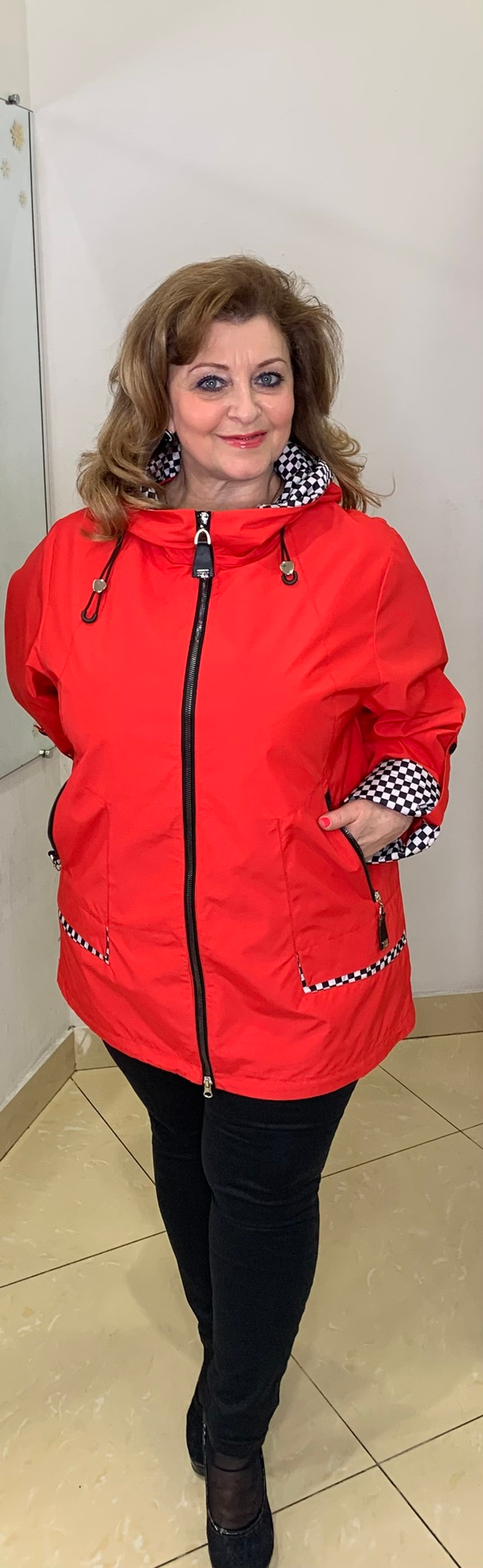 Модная красная комбинированная куртка