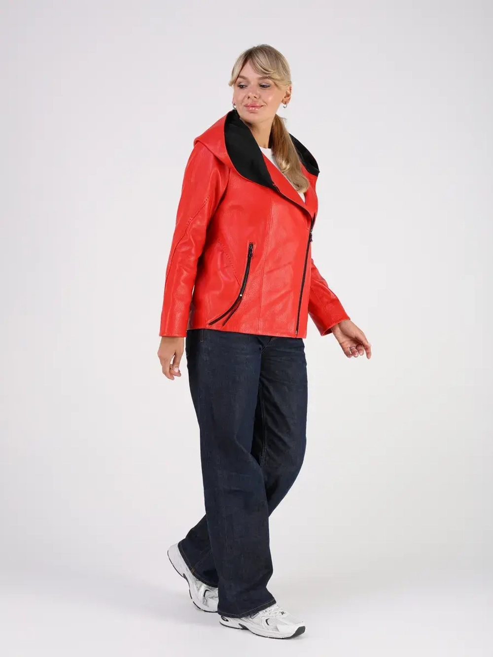 Кожаная куртка демисезонная с капюшоном