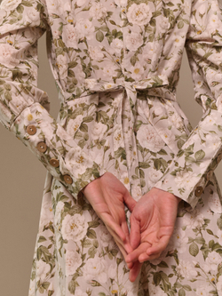 Платье с широкими манжетами