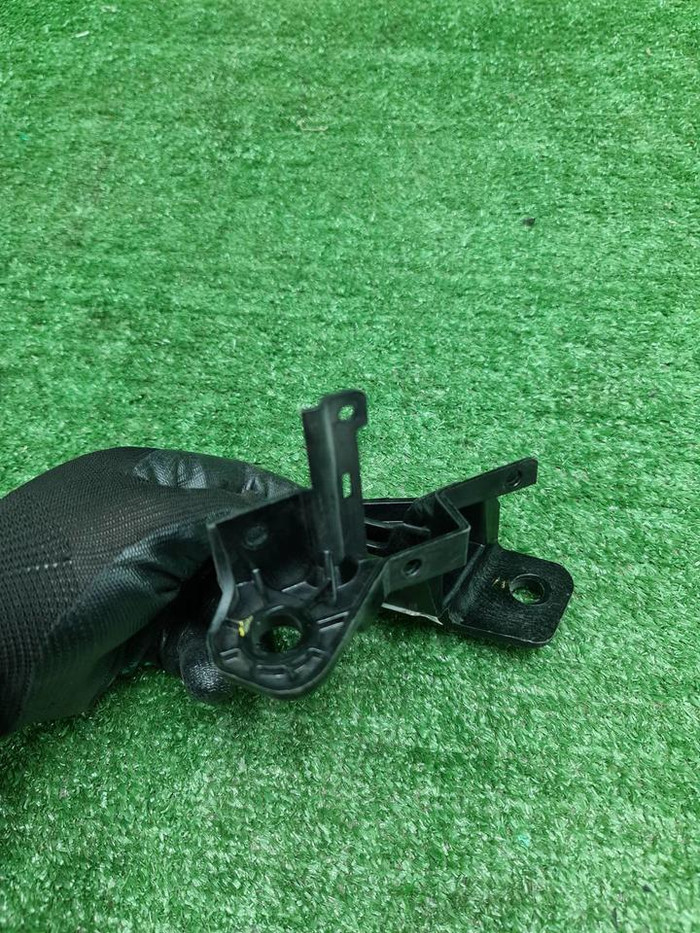 Кронштейн фары левый Genesis G80 2 (2020-2024)