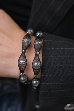 Браслет "Вуаль" белый жемчуг в черной сетке, оттенок серебро