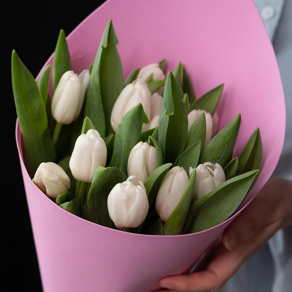 Букет из 15 белых тюльпанов в розовом оформлении