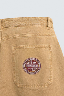 ZARA МЕШКОВАТЫЕ БРЮКИ С ВЫШИТОЙ НАШИВКОЙ NFL WASHINGTON COMMANDERS, РЫЖЕВАТО-КОРИЧНЕВЫЙ