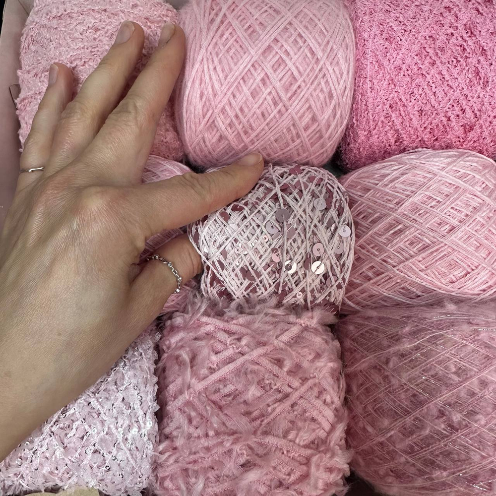 Набор итальянской фантазийной пряжи для джемпера "САКУРА"; Состав: , кидмохер, меринос, шелк, як, ангора, вискоза, люрекс, хлопок, пайетки. Общий вес: 635 гр MP