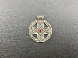 Кельтский крест с камнем