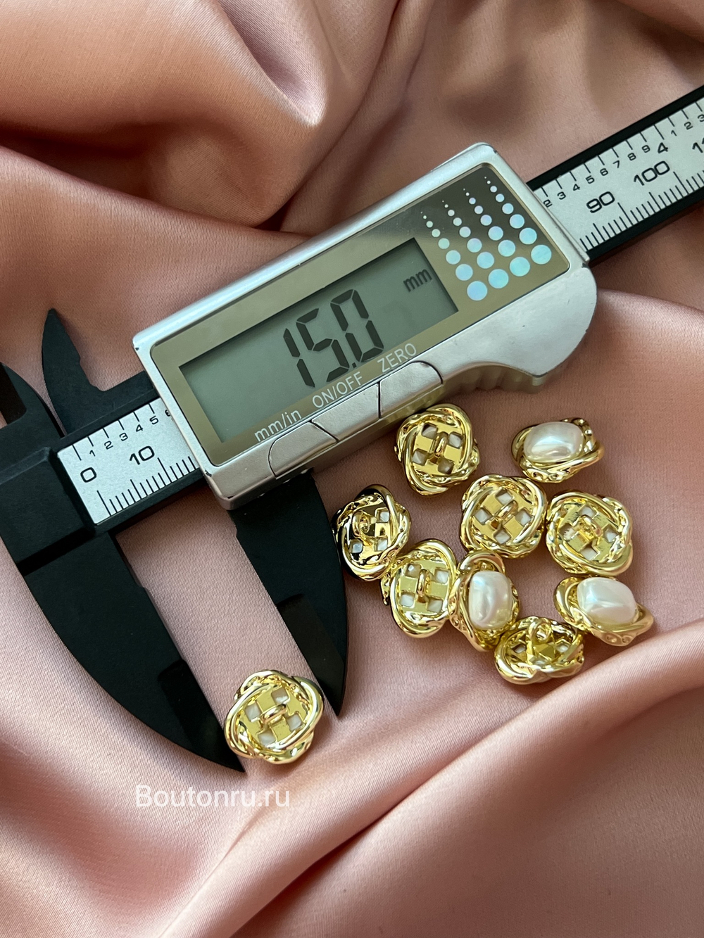 Пуговицы жемчужные в золотистом металле овальные