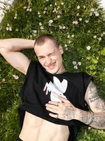 Черная футболка без рукавов 