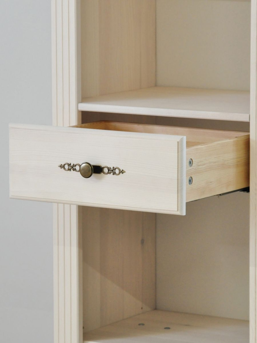 Витрина Сюзанна из сосны, белый