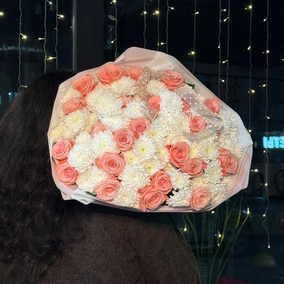 Большой букет из эквадорских роз и кустовых хризантем