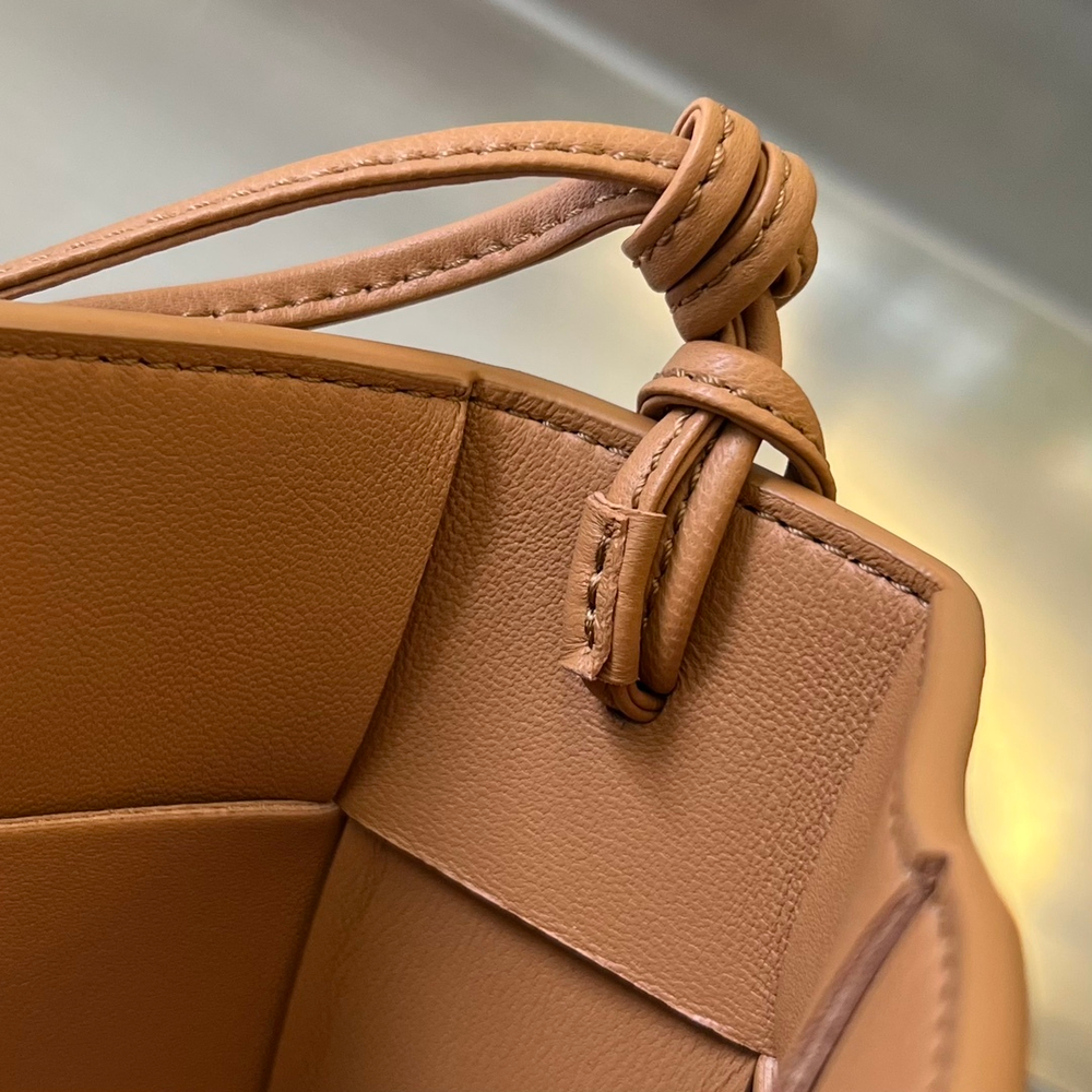 Bottega Veneta Cassette Pouch On Strap 22 cm