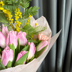 Розовые тюльпаны с мимозой и диантусом