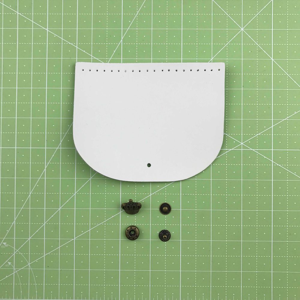 Клапан с декоративной кнопкой. Натуральная кожа. Белый