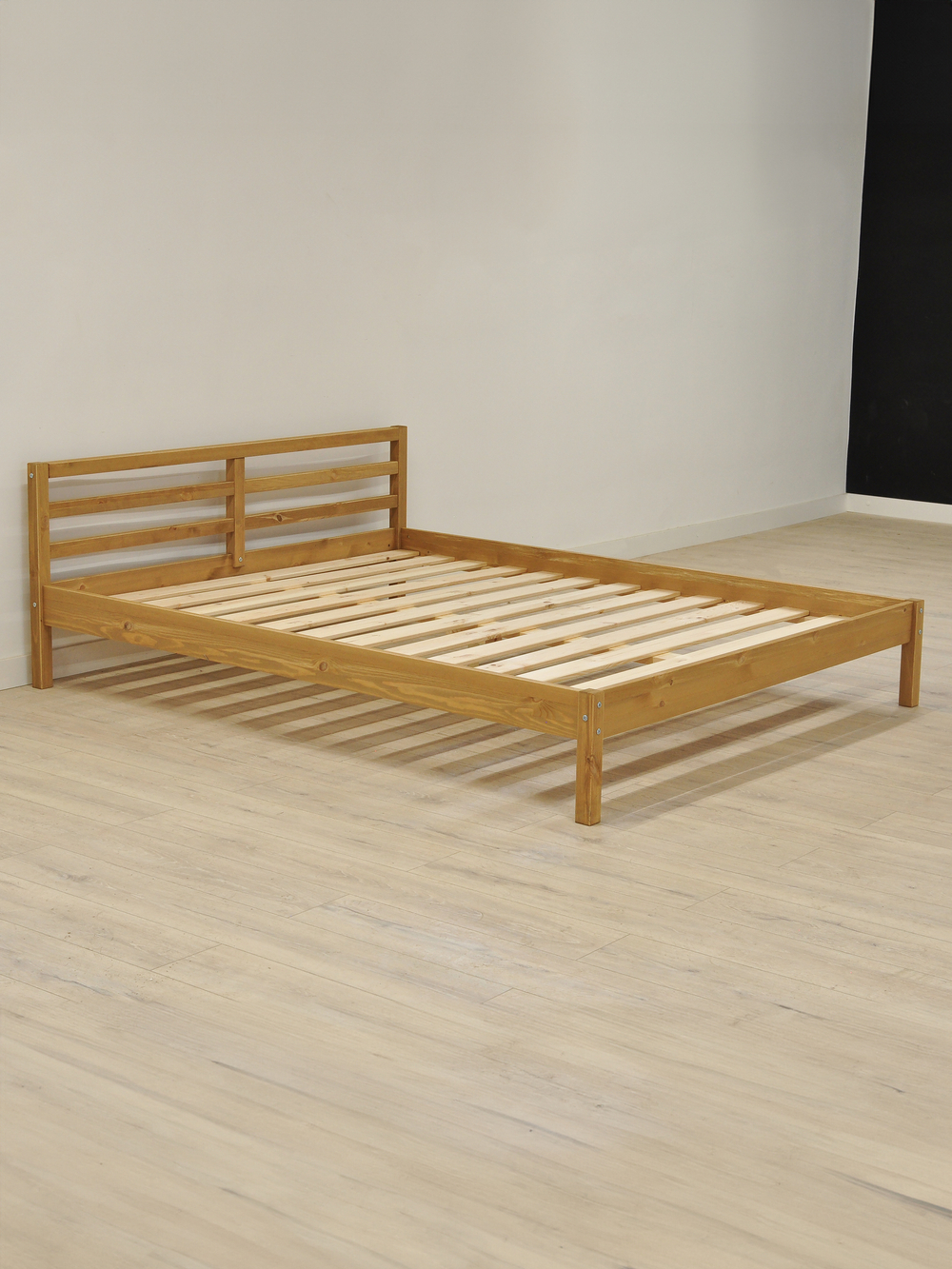 Кровать двуспальная 180x200 Тарва из сосны c настилом, бейц