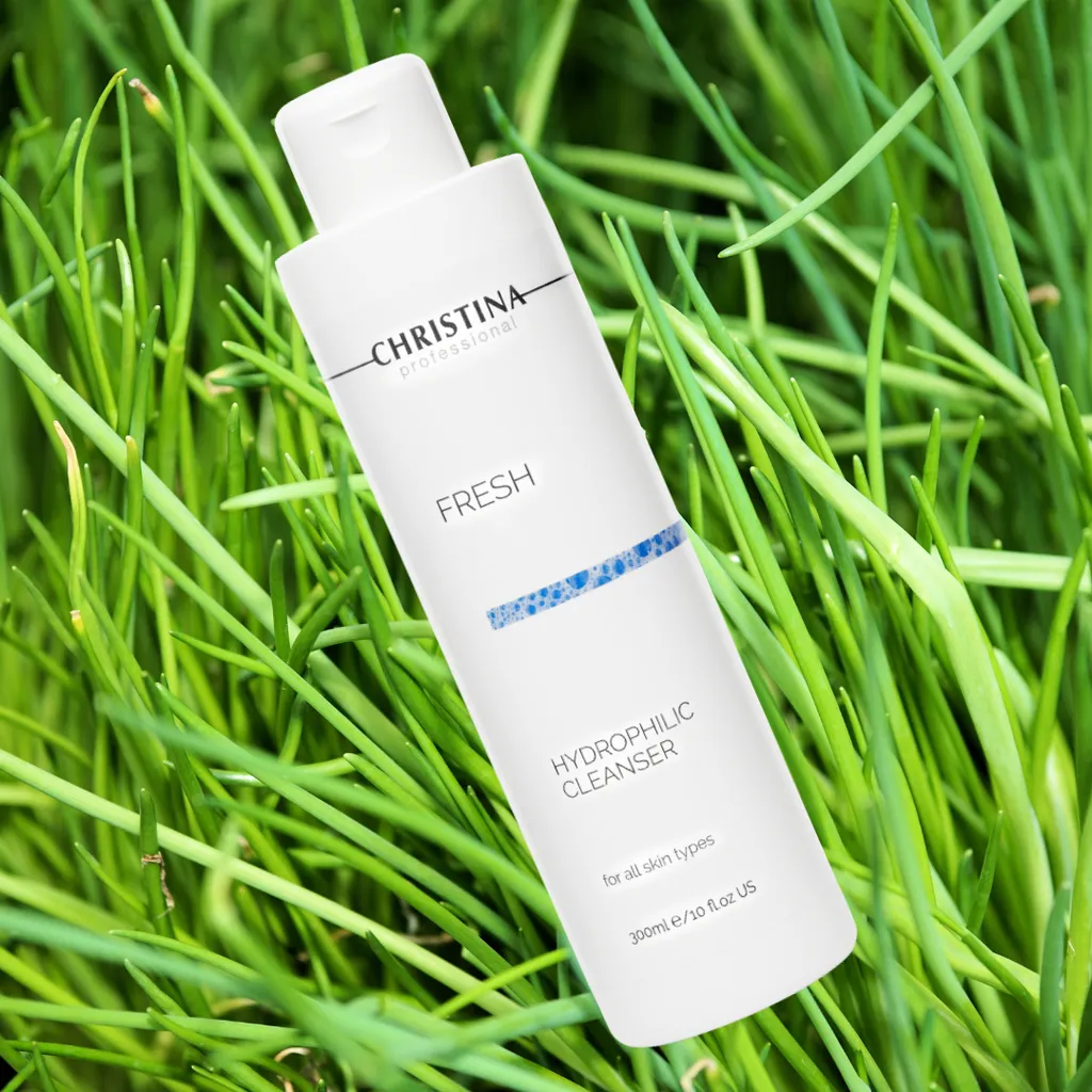 Выбираем лучшее очищающее средство: мицеллярная вода или гидрофильное масло?