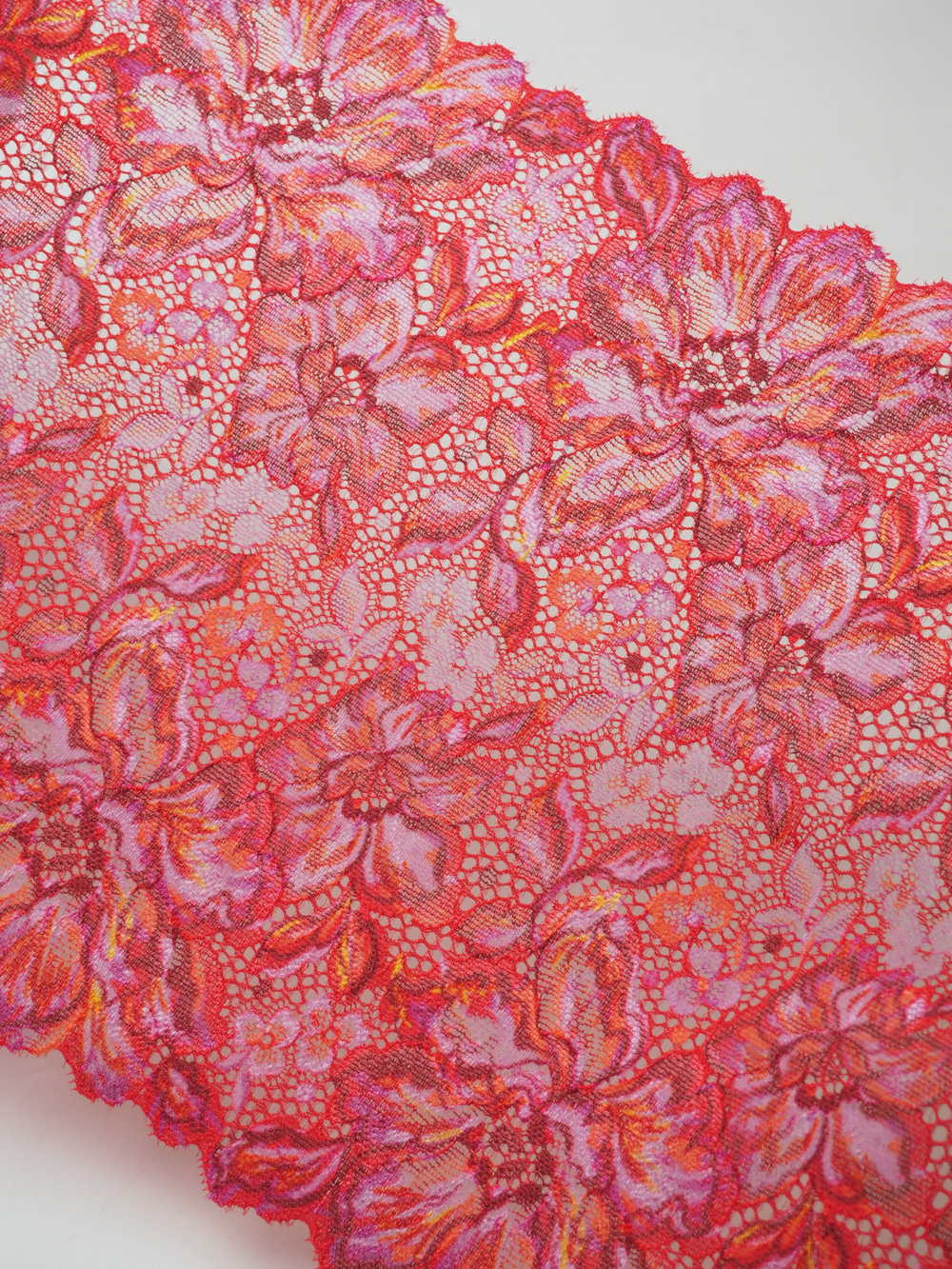 Эластичное кружево красное с мультиколором ширина 22 см ОТРЕЗ 2,9 м (брак)