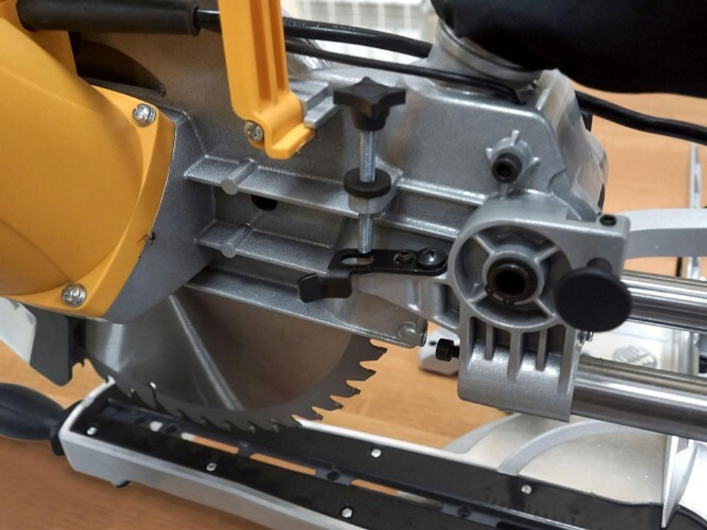 Пила торцовочная сетевая КОРВЕТ 6-330С 90062