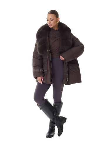 Шоколадный удлиненный пуховик с поясом и меховым воротником