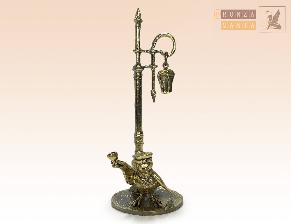 фигурка Чижик-Пыжик с рюмкой под питерским фонариком