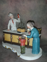 Статуэтка. Фарфор. У аптекаря. Capodimonte. Италия