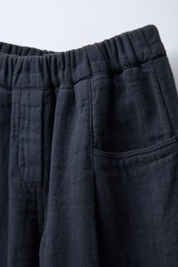 ZARA БРЮКИ С ЗАЩИПАМИ И ЗАНИЖЕННЫМ ШАГОВЫМ ШВОМ, ЛИНЯЛЫЙ СИНИЙ