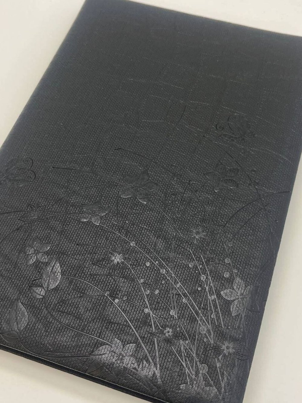 Блокнот 135 л. В5 25*17,5 см лин. черные цветы  (7670-6)