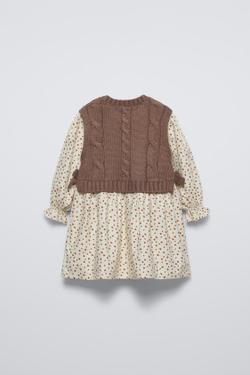 ZARA ПЛАТЬЕ С КОНТРАСТНЫМ ЦВЕТОЧНЫМ ПРИНТОМ И ТРИКОТАЖНЫМ ЖИЛЕТОМ, КОРИЧНЕВЫЙ