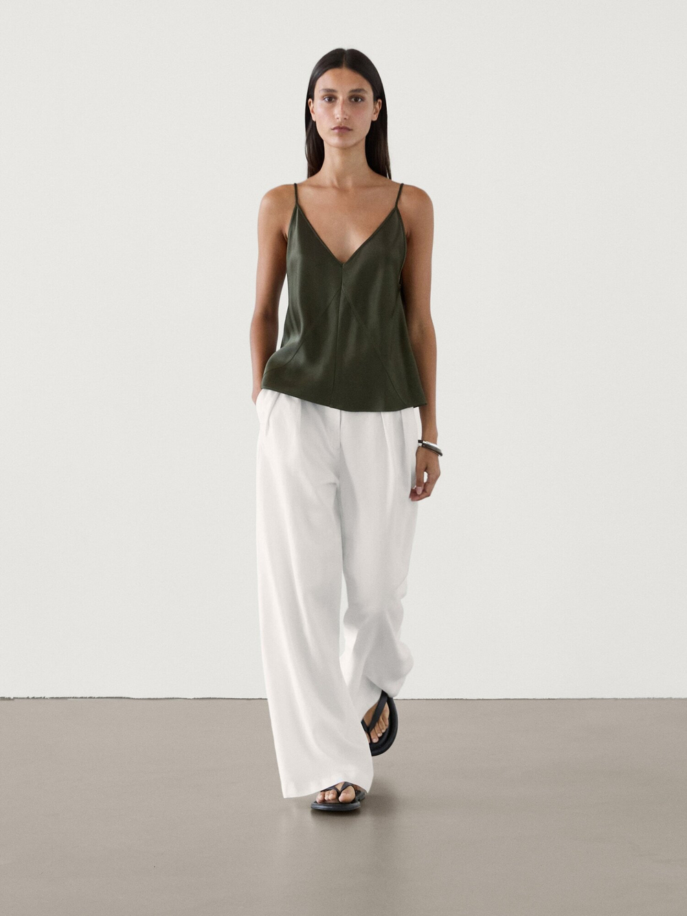 Massimo Dutti Укороченный атласный топ с V-образным вырезом, хаки