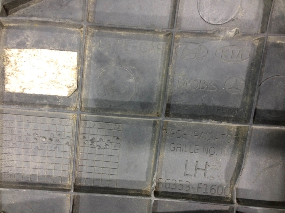 Накладка решетки радиатора Kia Sportage 4 18-22 Б/У Оригинал 86353F1600