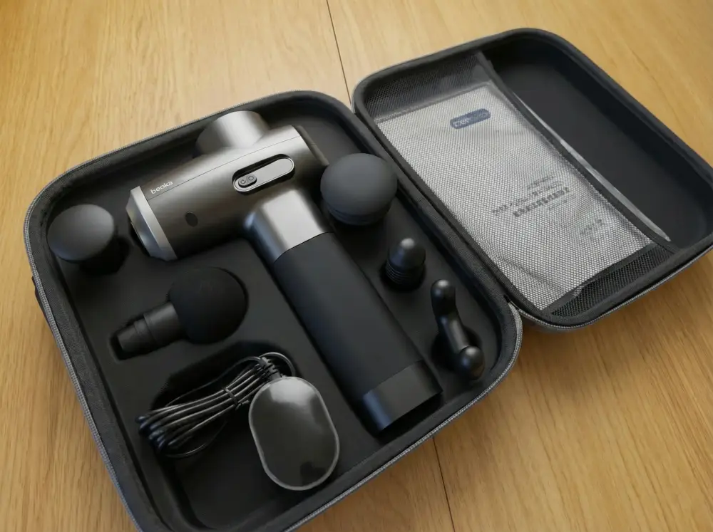 Массажёр Beoka S6 в открытом кейсе с комплектом насадок