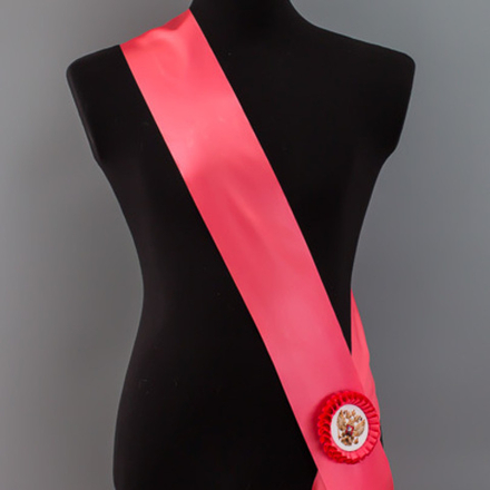 Лента наградная для конкурса красоты С НАНЕСЕНИЕМ. Цвет ленты КОРАЛЛ. Крепление розетка с лого.