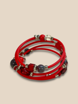Браслет с бусинами гибкий красный