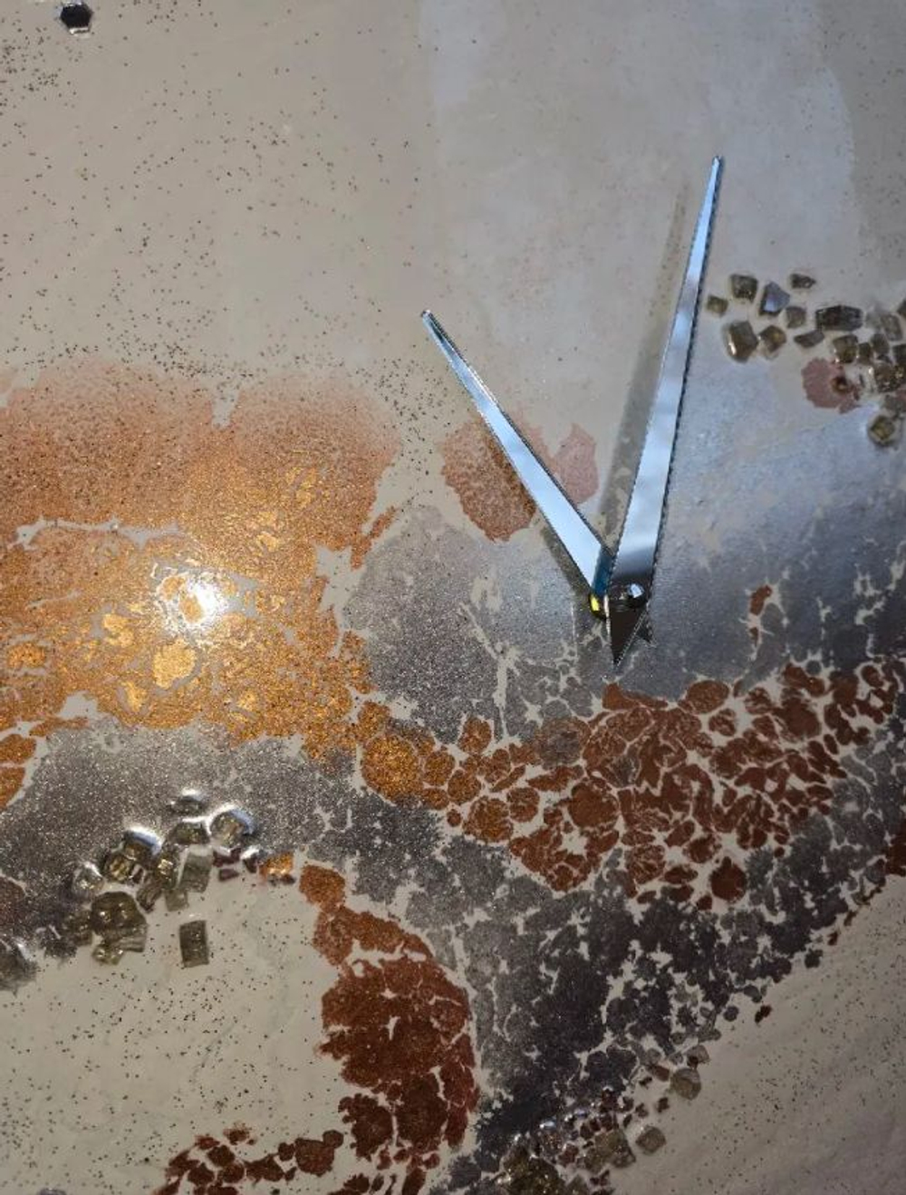 Интерьерные часы ручной работы подарочные из смолы