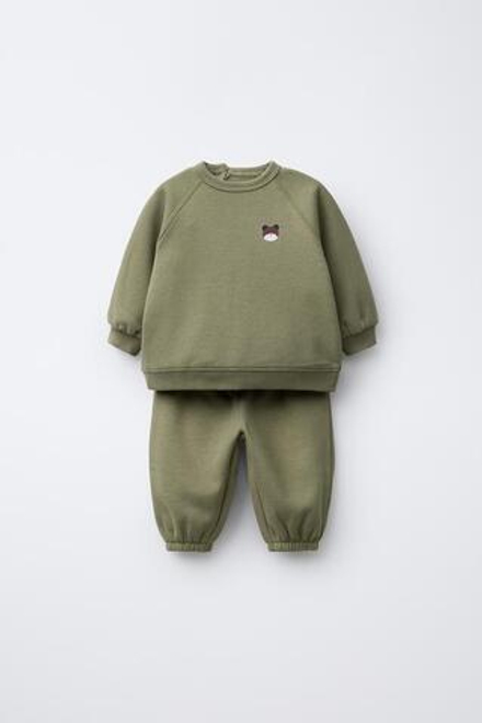 ZARA КОМПЛЕКТ ИЗ ТОЛСТОВКИ И ДЖОГГЕРОВ С ПРИНТОМ, ХАКИ