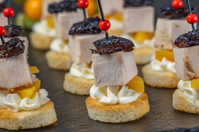Канапе с куриным филе и черносливом, 20 шт.