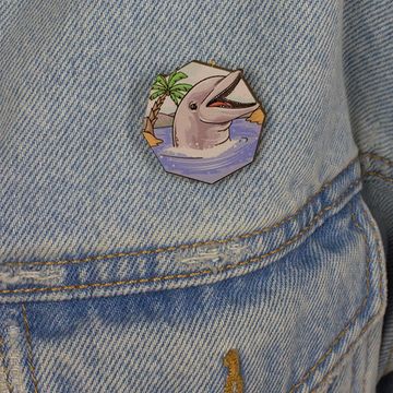 Деревянный значок. Дельфин