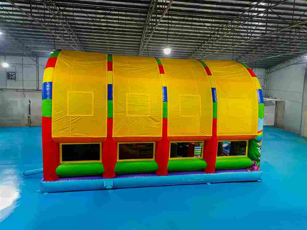 Надувной батут «Зверята с крышей» с горкой и скалодромом, 10х6х6 м