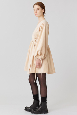 Платье на запах с широкими рукавами длины мини из бежевого бархата