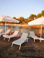 Шезлонг-лежак пластиковый Siesta Contract Pacific, белый, бежевый