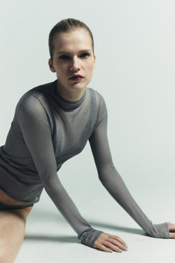 ZARA ФУТБОЛКА ИЗ СМЕСОВОЙ ВИСКОЗЫ С ПЕРФОРАЦИЕЙ, СЕРЫЙ