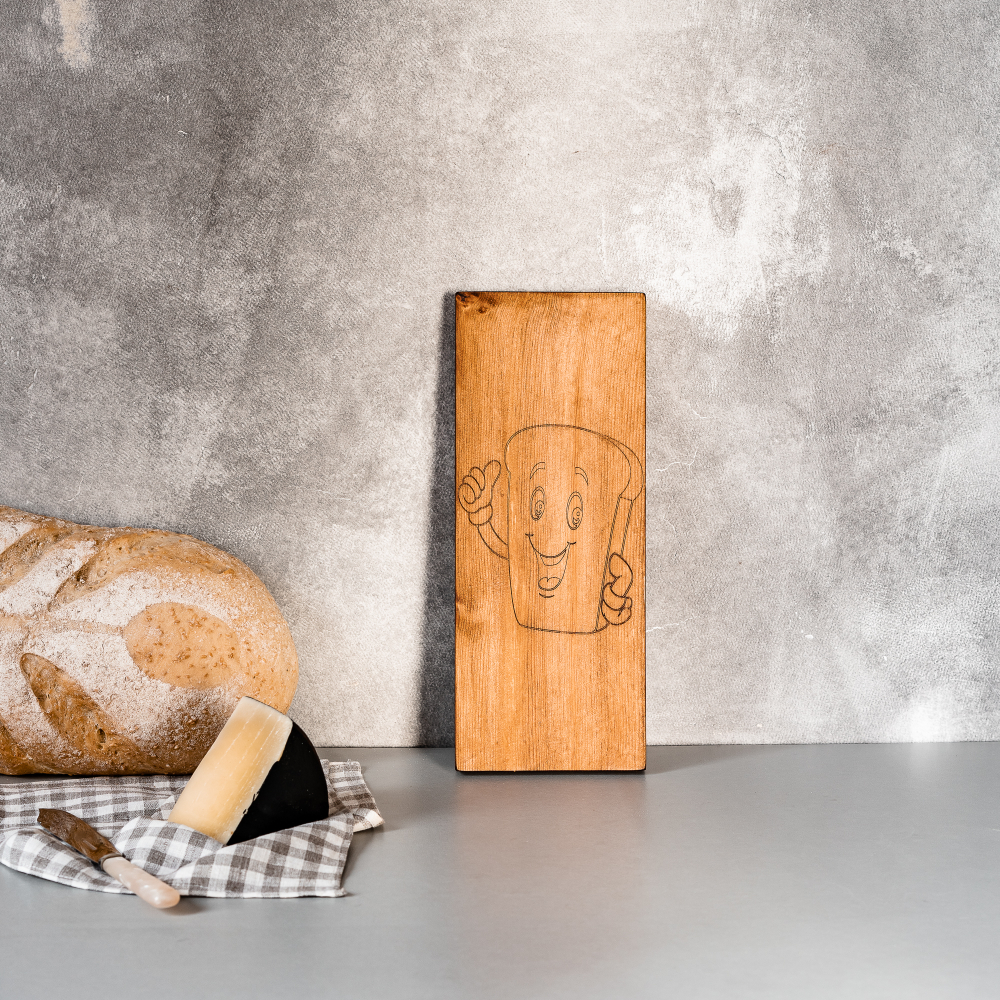 Деревянная разделочная доска из цельного куска древесины сибирского кедра для хлеба с гравировкой "Забавный хлебушек" RD25
