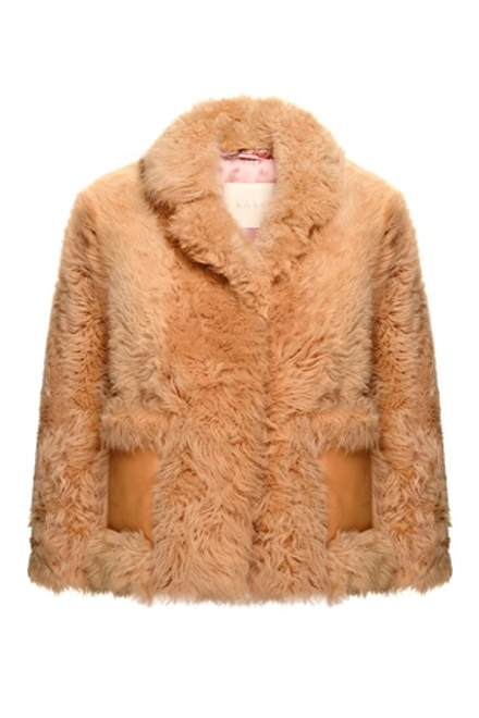 Бежевая шуба с накладными карманами