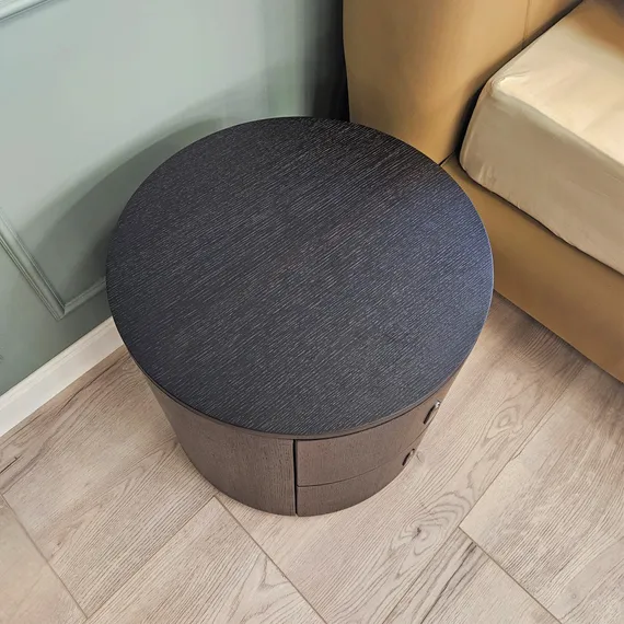 Прикроватная тумбочка Giselle с двумя ящиками