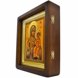 Смоленская икона Божией Матери писаная, в киоте.