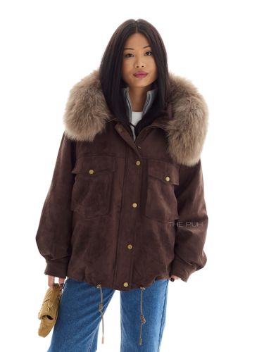 Объемная парка шоколадного цвета из замши с коричневым мехом