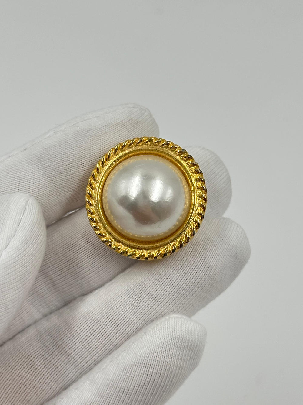 Накладка на пуговицу с «жемчугом»